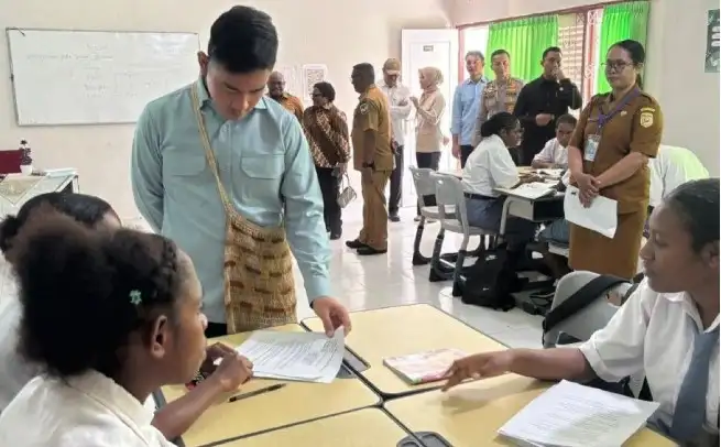 Kunjungi Sekolah di Mimika Papua, Gibran Temukan Kelas Minim Cahaya