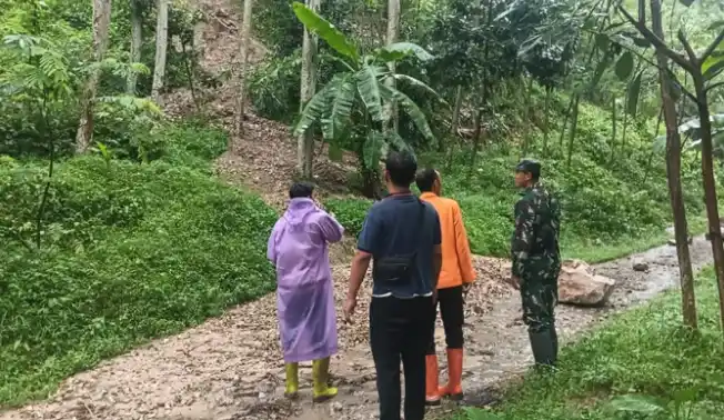 Longsor berulang di Desa Cipanas Cirebon, nyaris memutus akses warga