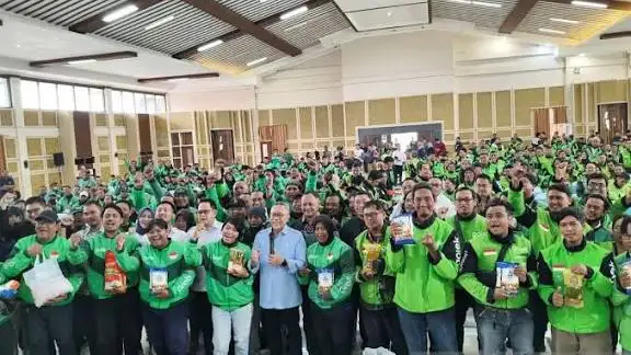 Menko Pangan Zulhas Serahkan Sembako Gratis untuk Ojol Jelang Puasa