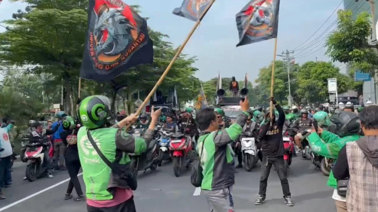 Ribuan Ojol Kepung Kantor Gubernur Jatim, Surabaya Macet Parah