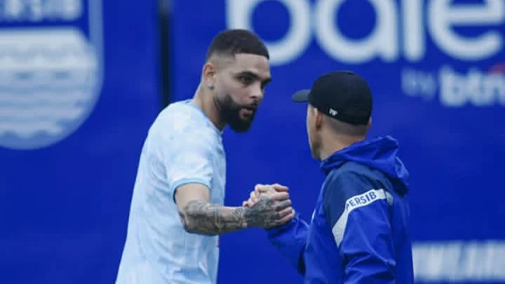 Latihan Perdana Layvin Kurzawa Bersama Persib Jelang Laga di Solo