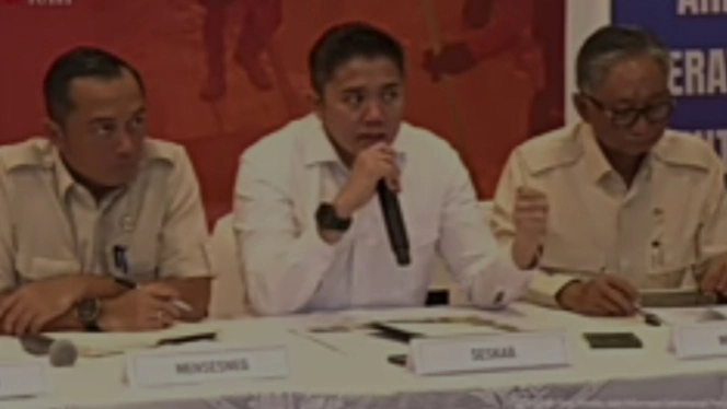 Seskab Teddy Tegaskan Penanganan Banjir Sumatra Skala Nasional