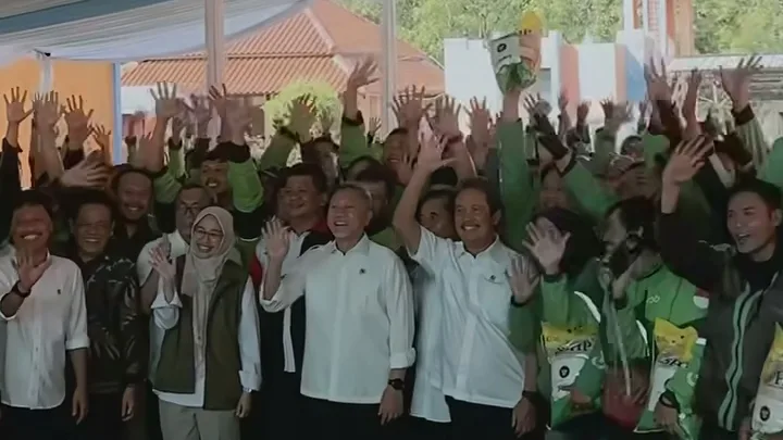 Menko Pangan Salurkan Paket Beras Murah untuk Pengemudi Ojek Online di Cirebon & Pekalongan